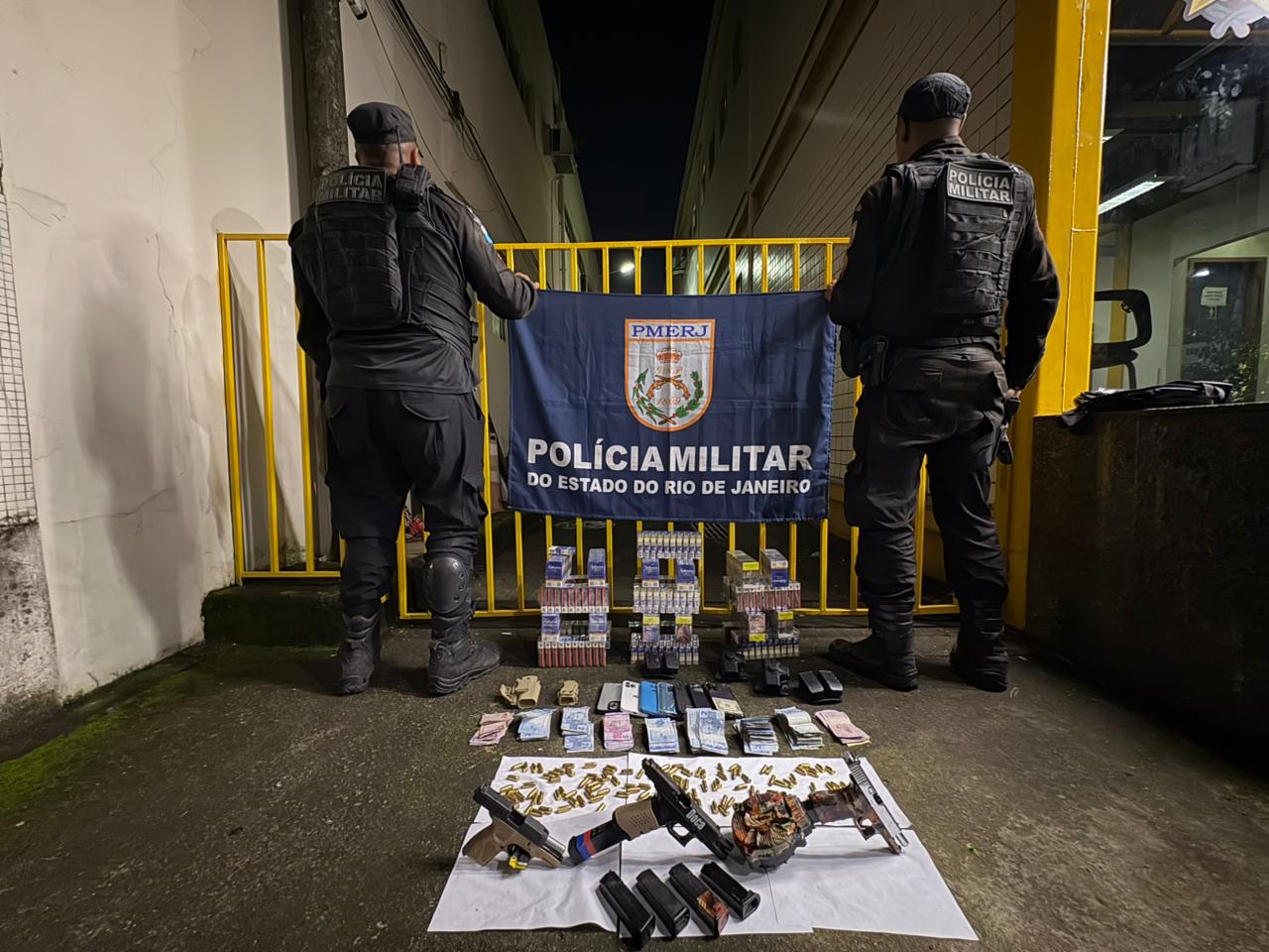Militares do 24º BPM apreenderam armas, munições e celulares em Itaguaí, com ajuda do Disque Denúncia 